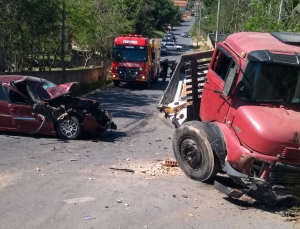 Notícia - Três feridos em acidente entre caminhão e carro