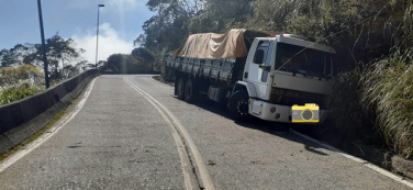 Notícia - Caminhão sai da pista na Serra do Rio do Rastro