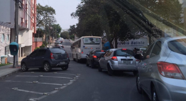 Notícia - Ônibus bate em caminhão e complica trânsito