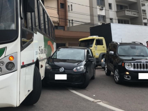 Notícia - Acidente chama a atenção para rua estreita do Centro