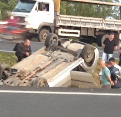 Notícia - Condutor perde controle e sai da pista na Via Rápida