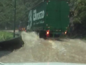 Notícia - Estrada abaixo, um verdadeiro rio na Serra (VÍDEOS)