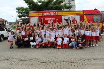 Notícia - Alunos premiados em concurso dos Bombeiros recebem calendários