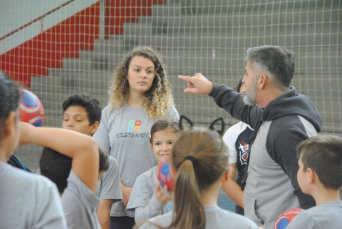 Notícia - Alunos visitam Ginásio Municipal e participam de recreação