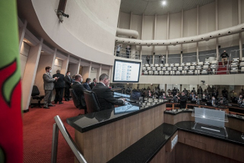 Notícia - Deputados comentam a continuidade do processo de impeachment