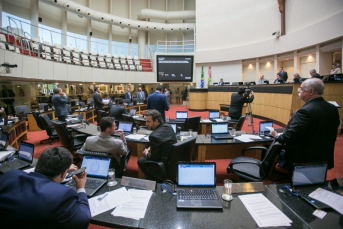 Notícia - Ideologia de gênero levanta deputados contra currículo educacional