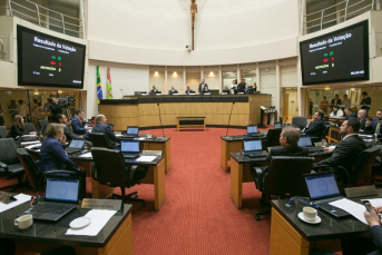 Notícia - Deputados debatem responsabilidade do governador sobre emendas