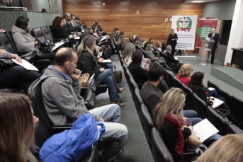 Notícia - Seminário debate atendimento das pessoas com deficiência auditiva e visual