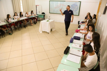 Notícia - Pesquisador em cena com o novo sistema de ensino “Aprende Brasil