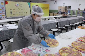 Notícia - Estudantes de Odontologia da Unesc realizam drive-thru de pizzas 