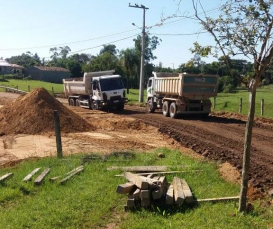 Notícia - Rua Atílio Damian recebe base que antecede a capa asfáltica