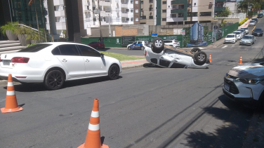 Notícia - Motorista fica ferida em colisão entre carros em Criciúma