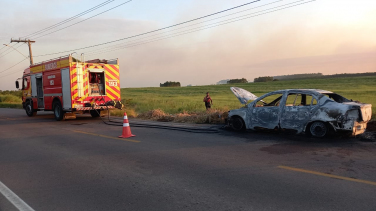 Notícia - Carro fica destruído após incêndio em Jaguaruna