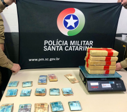 Notícia - Forquilhinha: PM apreende cinco quilos de cocaína e mais de R$ 14 mil