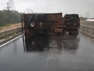 Notícia - Caminhão tombado deixa trânsito lento na BR-101