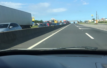 Notícia - BR-101 ainda bloqueada. Fila de 12km em Maracajá