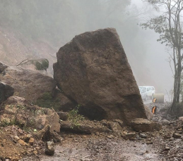 Notícia - É muita pedra na pista da BR-285 (VÍDEO)