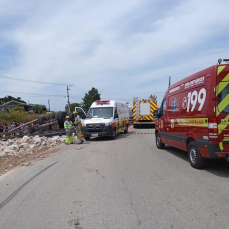 Notícia - Motorista morre após capotar caminhão em Sangão