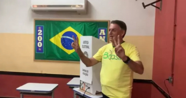 Notícia - Bolsonaro vota no Rio de Janeiro