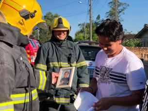 Notícia - Bombeiros dão presente especial a jovem que sonha entrar na Corporação