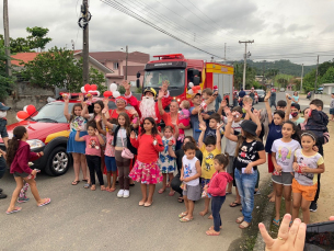 Notícia - Carreata do Bombeiro Noel leva alegria às comunidades de Urussanga 