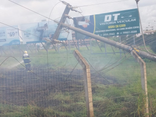 Notícia - Caminhão derruba poste e causa incêndio em vegetação