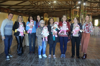 Notícia - CCTI entrega bonecas da oficina de Artesanato