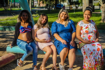 Notícia - Futuras mães são presenteadas por book fotográfico em Forquilhinha