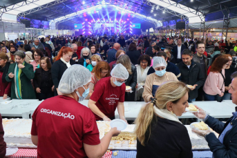 Notícia - Aniversário de Nova Veneza é comemorado com corte de bolo