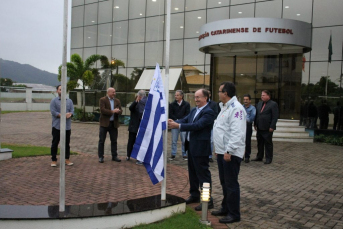 Notícia - Bandeira do Avaí é hasteada na sede da FCF