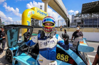 Notícia - Piloto criciumense vence corrida em Interlagos