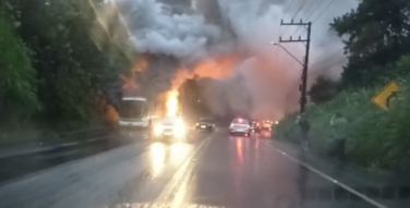 Notícia - Após falha mecânica, ônibus pega fogo em Siderópolis (VÍDEO)