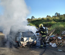 Notícia - Incêndio deixa carro destruído em Criciúma