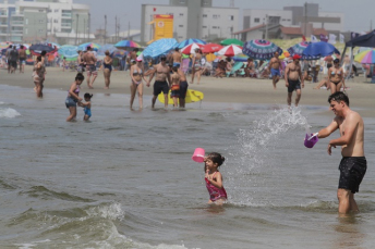 Notícia - Sob 51 graus de sensação térmica, só a praia salva...