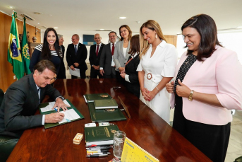 Notícia - Bolsonaro sanciona projeto da deputada Geovania pelas mulheres