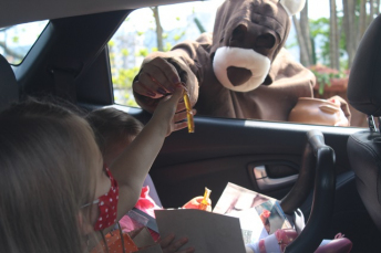 Notícia - Sentimento de gratidão durante drive-thru da Escola S