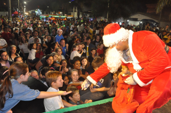 Notícia - Papai Noel chega e encanta o Balneário Rincão