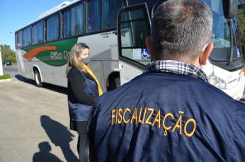 Notícia - Ônibus e supermercados recebem fiscalização