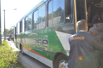 Notícia - Ônibus e supermercados recebem fiscalização