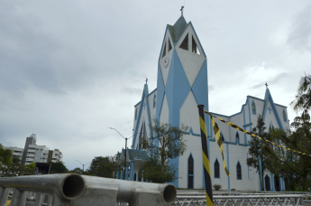 Notícia - Inicia montagem da estrutura para 23ª Festa do Colono de Siderópolis