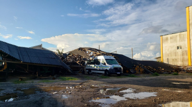 Notícia - Vento e chuva causam estragos em Balneário Arroio do Silva