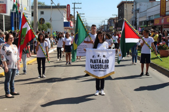 Notícia - Desfile Cívico com mais de 2 mil pessoas em Forquilhinha