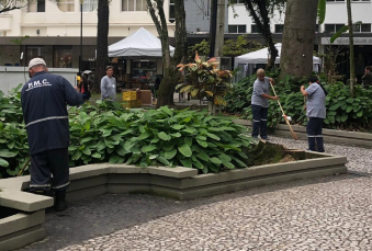 Notícia - Mutirão recolhe toneladas de lixo da Praça Nereu