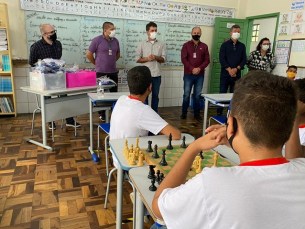 Notícia - Kits de uniforme trazem mais segurança e igualdade para os estudantes de Criciúma