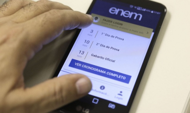 Notícia - Estudantes do Enem lidam com internet precária e estudos pelo celular