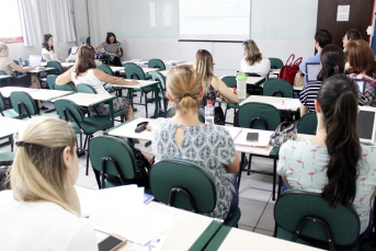 Notícia - Educadores discutem currículo escolar da rede municipal de Criciúma