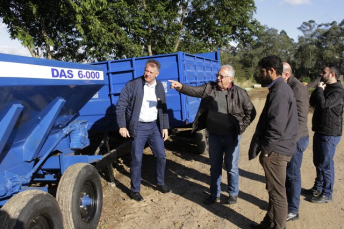 Notícia - Equipamentos agrícolas são entregues em Forquilhinha