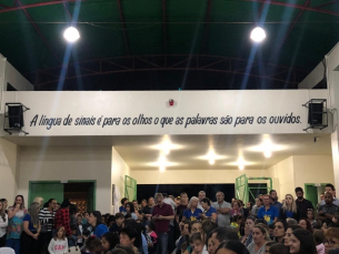 Notícia - Educação: escola polo para surdos inaugura sinal audiovisual