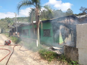 Notícia - Casa utilizada por morador de rua pega fogo