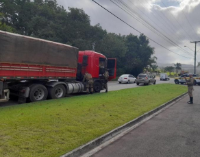 Notícia - Caminhão roubado no Paraná é recuperado na região